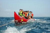 Serunya Naik Banana Boat di Pantai Timur Pangandaran