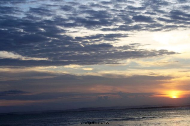 Menikmati Saat Sepi di Pantai Pangandaran