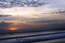 Menikmati Saat Sepi di Pantai Pangandaran