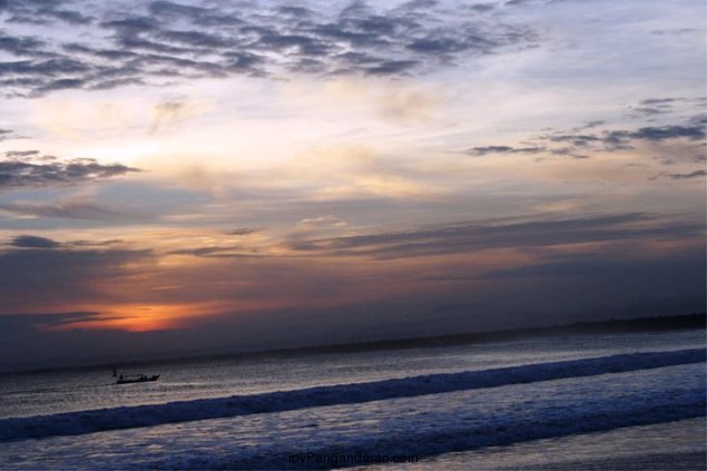 Menikmati Saat Sepi di Pantai Pangandaran