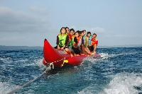 Serunya Naik Banana Boat di Pantai Timur Pangandaran