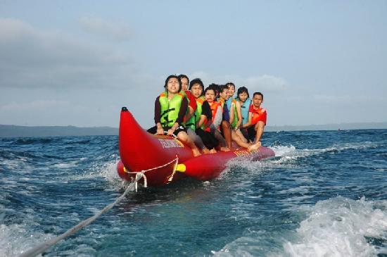 Serunya Naik Banana Boat di Pantai Timur Pangandaran