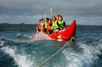 Serunya Naik Banana Boat di Pantai Timur Pangandaran