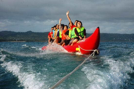 Serunya Naik Banana Boat di Pantai Timur Pangandaran