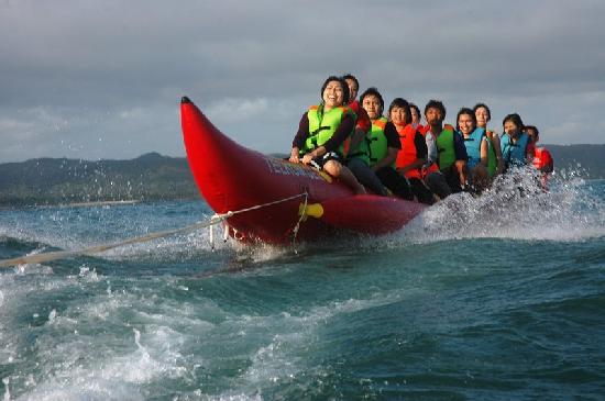 Serunya Naik Banana Boat di Pantai Timur Pangandaran