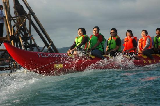 Serunya Naik Banana Boat di Pantai Timur Pangandaran