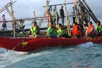 Serunya Naik Banana Boat di Pantai Timur Pangandaran