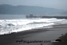 Pantai Timur Pangandaran dalam Selimut Kabut