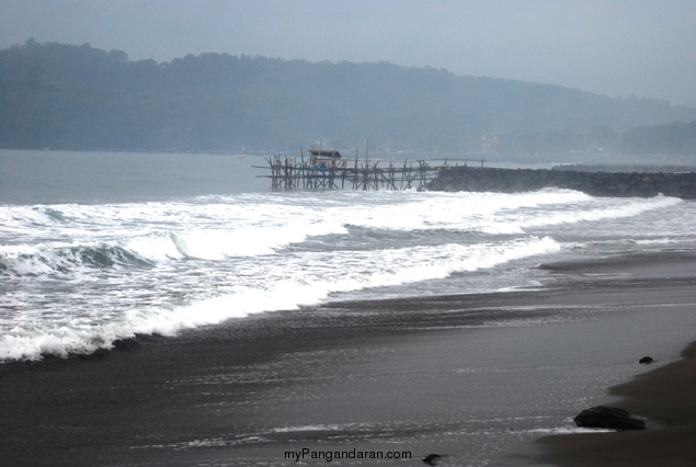 Pantai Timur Pangandaran dalam Selimut Kabut