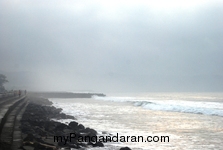 Pantai Timur Pangandaran dalam Selimut Kabut