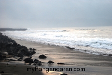 Pantai Timur Pangandaran dalam Selimut Kabut