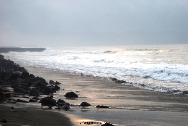 Pantai Timur Pangandaran dalam Selimut Kabut