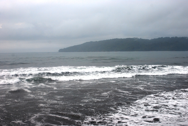 Pantai Timur Pangandaran dalam Selimut Kabut