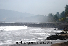 Pantai Timur Pangandaran dalam Selimut Kabut