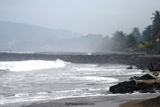 Pantai Timur Pangandaran dalam Selimut Kabut