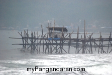 Pantai Timur Pangandaran dalam Selimut Kabut