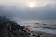 Pantai Timur Pangandaran dalam Selimut Kabut