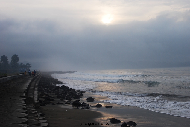 Pantai Timur Pangandaran dalam Selimut Kabut