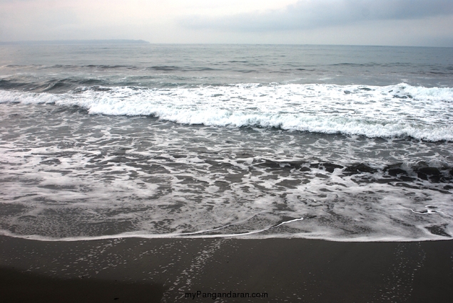 Pantai Timur Pangandaran dalam Selimut Kabut