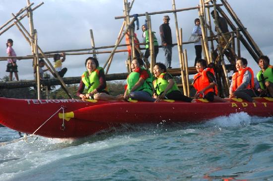 Serunya Naik Banana Boat di Pantai Timur Pangandaran