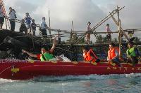 Serunya Naik Banana Boat di Pantai Timur Pangandaran