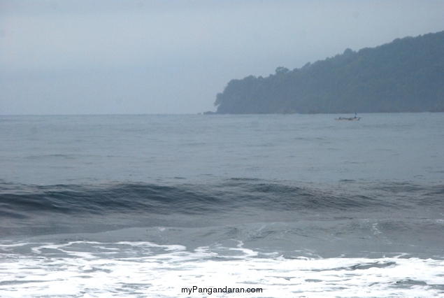 Pantai Timur Pangandaran dalam Selimut Kabut