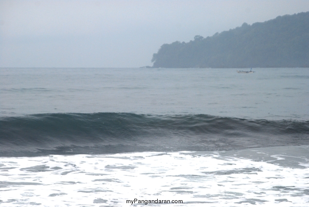 Pantai Timur Pangandaran dalam Selimut Kabut