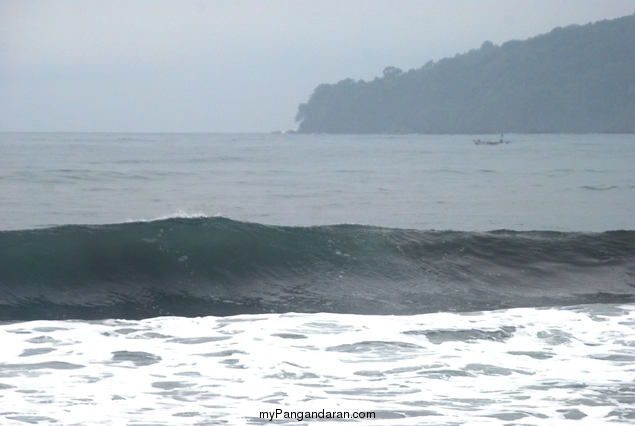 Pantai Timur Pangandaran dalam Selimut Kabut