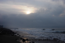 Pantai Timur Pangandaran dalam Selimut Kabut