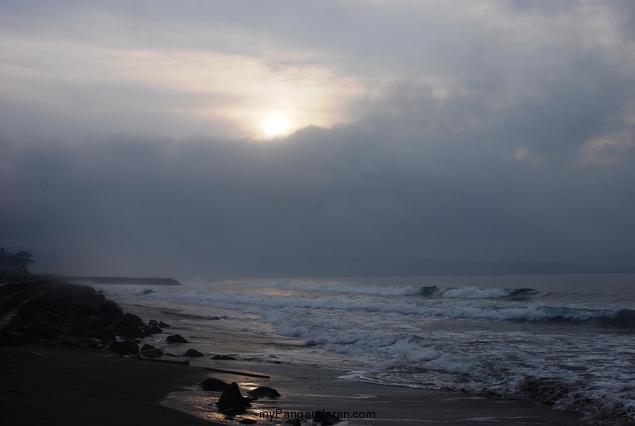 Pantai Timur Pangandaran dalam Selimut Kabut