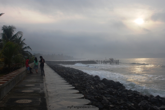 Pantai Timur Pangandaran dalam Selimut Kabut