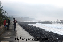 Pantai Timur Pangandaran dalam Selimut Kabut