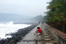 Pantai Timur Pangandaran dalam Selimut Kabut