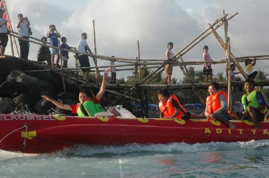 Serunya Naik Banana Boat di Pantai Timur Pangandaran