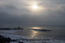 Pantai Timur Pangandaran dalam Selimut Kabut