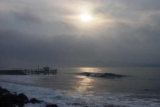 Pantai Timur Pangandaran dalam Selimut Kabut