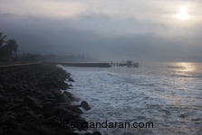 Pantai Timur Pangandaran dalam Selimut Kabut