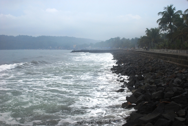 Pantai Timur Pangandaran dalam Selimut Kabut