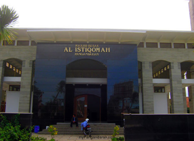 Memotret Sudut-Sudut Masjid Agung Pangandaran