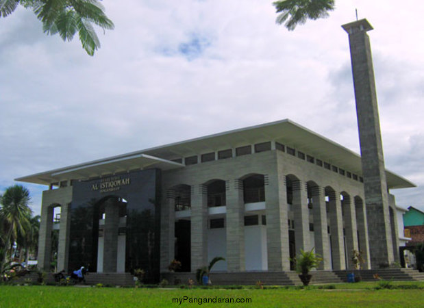 Memotret Sudut-Sudut Masjid Agung Pangandaran