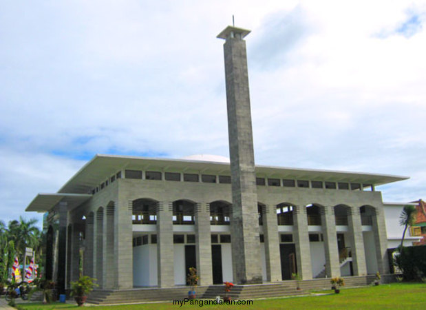 Memotret Sudut-Sudut Masjid Agung Pangandaran