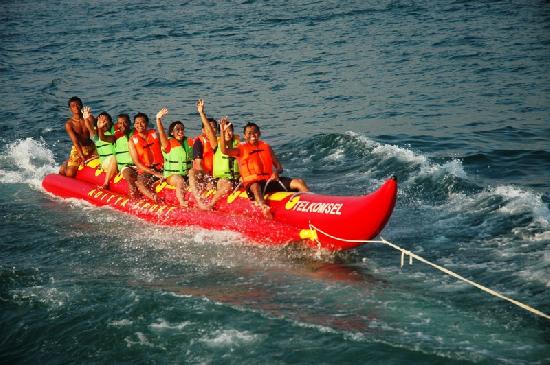 Serunya Naik Banana Boat di Pantai Timur Pangandaran