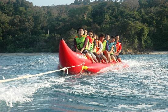 Serunya Naik Banana Boat di Pantai Timur Pangandaran