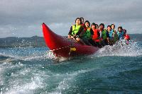 Serunya Naik Banana Boat di Pantai Timur Pangandaran