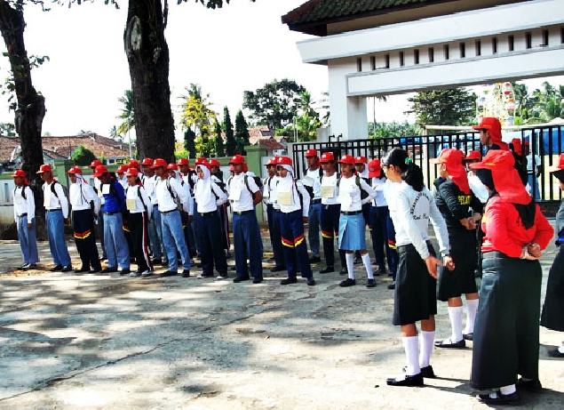 Intip Latihan Para Pengibar Bendera