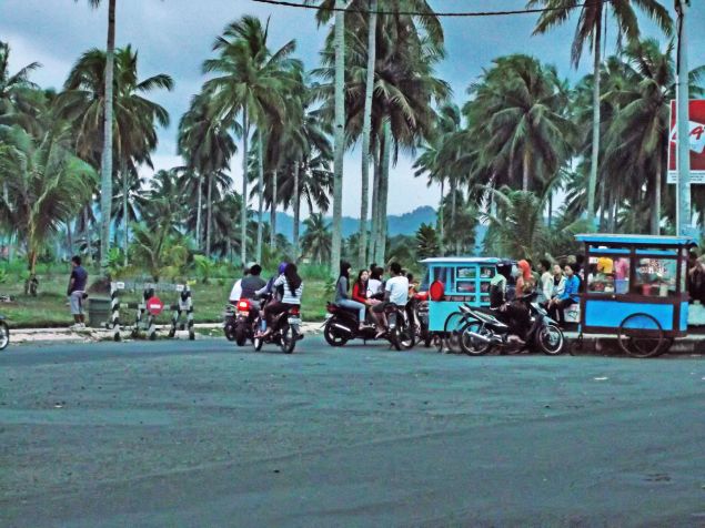 Ramainya Ngabuburit Di Jalan Tol Pangandaran