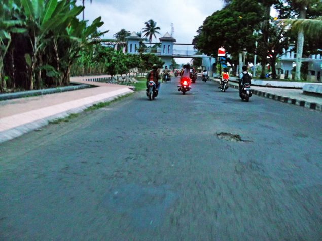 Ramainya Ngabuburit Di Jalan Tol Pangandaran