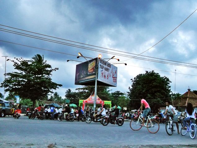 Ramainya Ngabuburit Di Jalan Tol Pangandaran