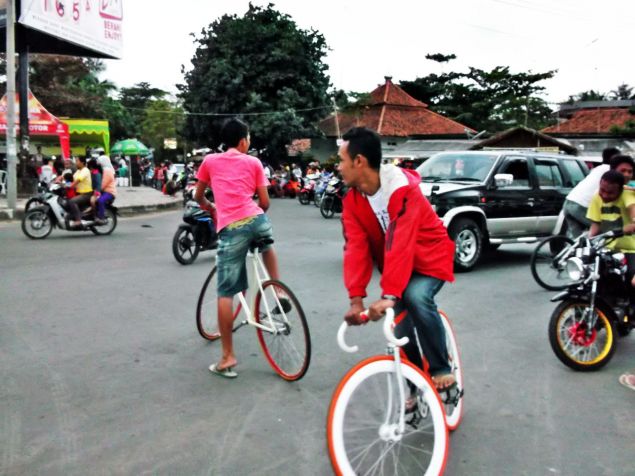 Ramainya Ngabuburit Di Jalan Tol Pangandaran