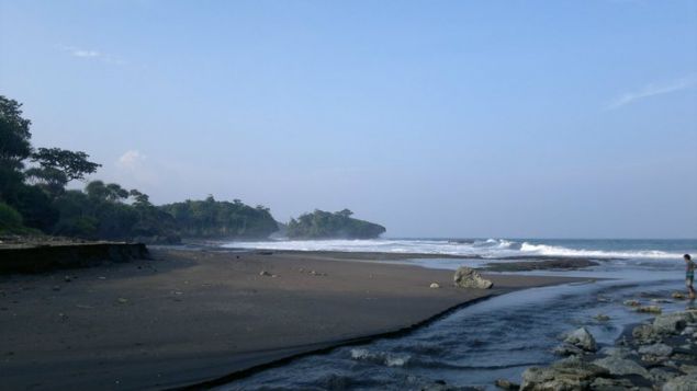Alaminya Pantai Madasari yang Jauh dari Keramaian Pangandaran
